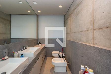 Casa de condomínio à venda com 490m², 3 quartos e 4 vagas Casa de condomínio à venda com 490m², 3 quartos e 4 vagasBanheiro da Suíte 1