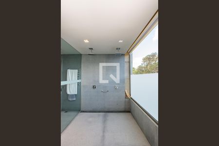 Casa de condomínio à venda com 490m², 3 quartos e 4 vagas Casa de condomínio à venda com 490m², 3 quartos e 4 vagasBanheiro da Suíte 1