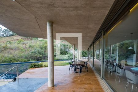 Casa de condomínio à venda com 490m², 3 quartos e 4 vagas Casa de condomínio à venda com 490m², 3 quartos e 4 vagasVaranda da Sala - Piscina