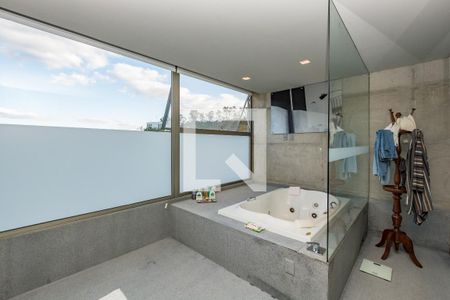 Casa de condomínio à venda com 490m², 3 quartos e 4 vagas Casa de condomínio à venda com 490m², 3 quartos e 4 vagasBanheiro da Suíte 1