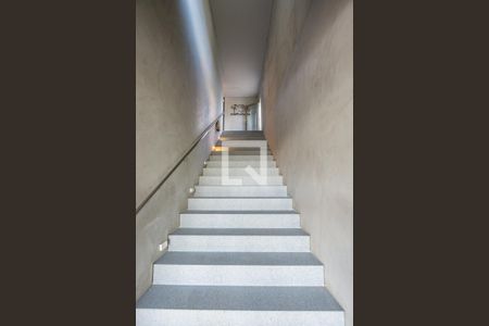 Casa de condomínio à venda com 490m², 3 quartos e 4 vagas Casa de condomínio à venda com 490m², 3 quartos e 4 vagasEscada