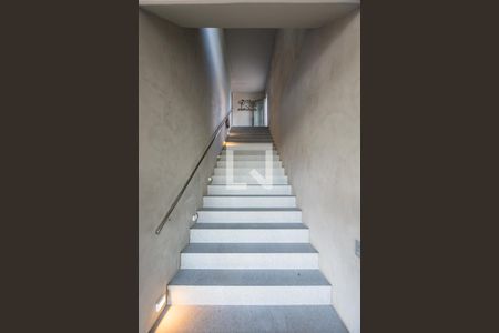 Casa de condomínio à venda com 490m², 3 quartos e 4 vagas Casa de condomínio à venda com 490m², 3 quartos e 4 vagasEscada