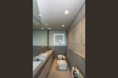 Casa de condomínio à venda com 490m², 3 quartos e 4 vagas Casa de condomínio à venda com 490m², 3 quartos e 4 vagasBanheiro da Suíte 1