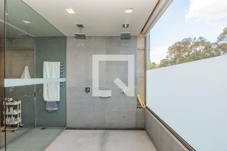 Casa de condomínio à venda com 490m², 3 quartos e 4 vagas Casa de condomínio à venda com 490m², 3 quartos e 4 vagasBanheiro da Suíte 1