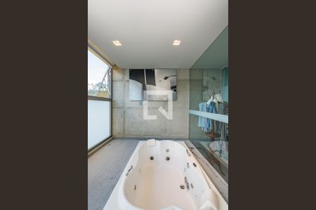 Casa de condomínio à venda com 490m², 3 quartos e 4 vagas Casa de condomínio à venda com 490m², 3 quartos e 4 vagasBanheiro da Suíte 1