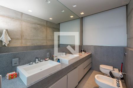 Casa de condomínio à venda com 490m², 3 quartos e 4 vagas Casa de condomínio à venda com 490m², 3 quartos e 4 vagasBanheiro da Suíte 1