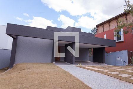 Casa de condomínio à venda com 329m², 4 quartos e 4 vagas Casa de condomínio à venda com 329m², 4 quartos e 4 vagasFachada