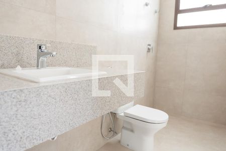 Casa de condomínio à venda com 329m², 4 quartos e 4 vagas Casa de condomínio à venda com 329m², 4 quartos e 4 vagasBanheiro da Suíte 3