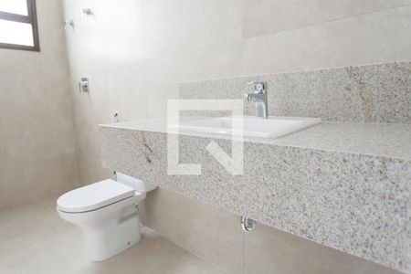 Casa de condomínio à venda com 329m², 4 quartos e 4 vagas Casa de condomínio à venda com 329m², 4 quartos e 4 vagasBanheiro da Suíte 2