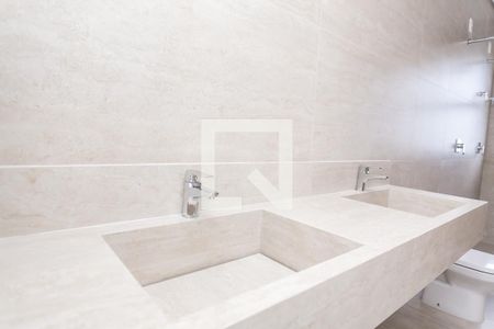 Casa de condomínio à venda com 329m², 4 quartos e 4 vagas Casa de condomínio à venda com 329m², 4 quartos e 4 vagasBanheiro da Suíte 4