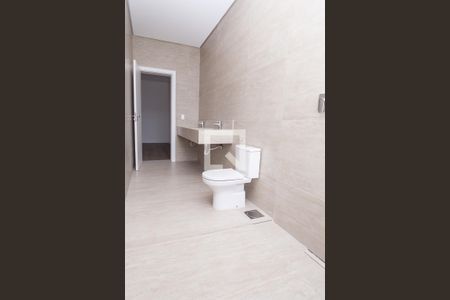 Casa de condomínio à venda com 329m², 4 quartos e 4 vagas Casa de condomínio à venda com 329m², 4 quartos e 4 vagasBanheiro da Suíte 4