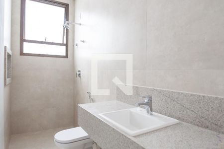 Casa de condomínio à venda com 329m², 4 quartos e 4 vagas Casa de condomínio à venda com 329m², 4 quartos e 4 vagasBanheiro da Suíte 1