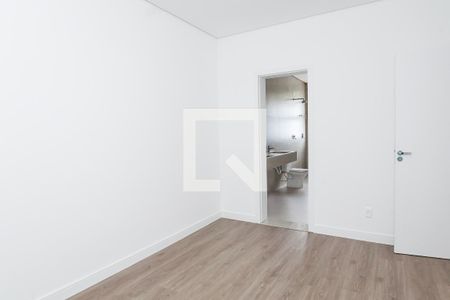 Casa de condomínio à venda com 329m², 4 quartos e 4 vagas Casa de condomínio à venda com 329m², 4 quartos e 4 vagasCloset Suíte 4