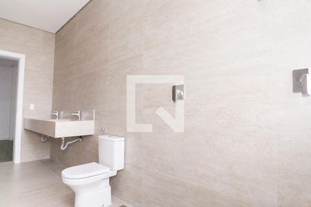 Casa de condomínio à venda com 329m², 4 quartos e 4 vagas Casa de condomínio à venda com 329m², 4 quartos e 4 vagasBanheiro da Suíte 4