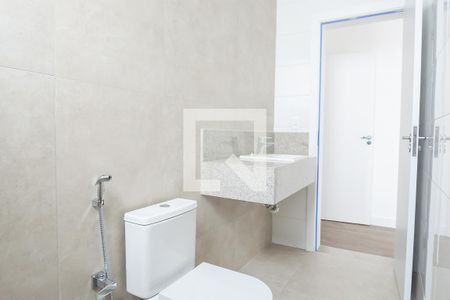 Casa de condomínio à venda com 329m², 4 quartos e 4 vagas Casa de condomínio à venda com 329m², 4 quartos e 4 vagasBanheiro da Suíte 1