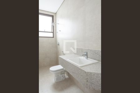 Casa de condomínio à venda com 329m², 4 quartos e 4 vagas Casa de condomínio à venda com 329m², 4 quartos e 4 vagasBanheiro da Suíte 1