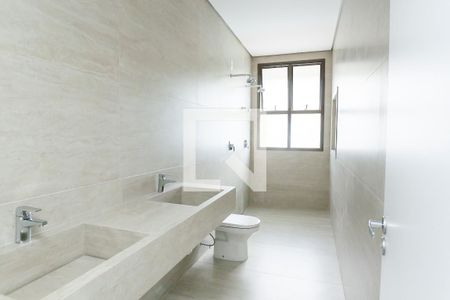 Casa de condomínio à venda com 329m², 4 quartos e 4 vagas Casa de condomínio à venda com 329m², 4 quartos e 4 vagasBanheiro da Suíte 4