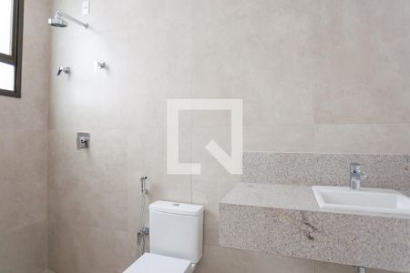 Casa de condomínio à venda com 329m², 4 quartos e 4 vagas Casa de condomínio à venda com 329m², 4 quartos e 4 vagasBanheiro da Suíte 2