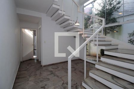 Escada de casa para alugar com 3 quartos, 243m² em Vila Madalena, São Paulo