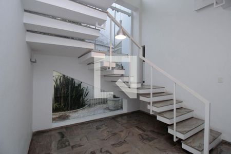 Escada de casa à venda com 3 quartos, 243m² em Vila Madalena, São Paulo