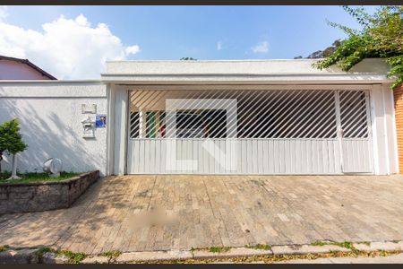 Casa à venda com 351m², 4 quartos e 3 vagas Casa à venda com 351m², 4 quartos e 3 vagasFachada