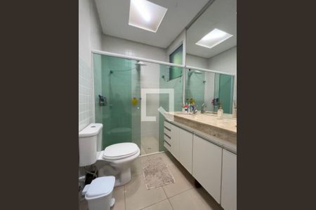 Banheiro de casa de condomínio para alugar com 4 quartos, 300m² em Retiro Do Chale, Brumadinho