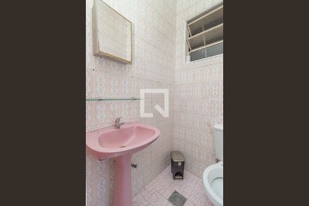 Banheiro de apartamento à venda com 1 quarto, 42m² em Floresta, Porto Alegre