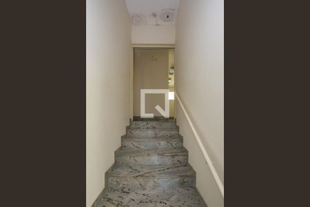 Casa de condomínio à venda com 700m², 4 quartos e 5 vagas Casa de condomínio à venda com 700m², 4 quartos e 5 vagasEscada