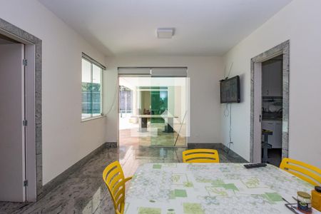 Casa de condomínio à venda com 700m², 4 quartos e 5 vagas Casa de condomínio à venda com 700m², 4 quartos e 5 vagasSala 3