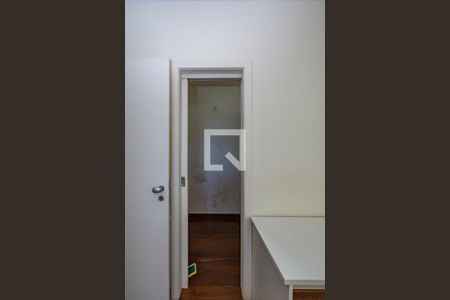 Casa de condomínio à venda com 700m², 4 quartos e 5 vagas Casa de condomínio à venda com 700m², 4 quartos e 5 vagasCloset da suíte 2