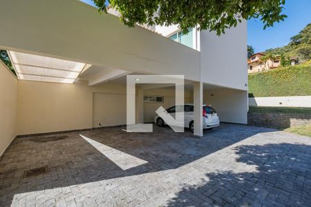 Casa de condomínio à venda com 700m², 4 quartos e 5 vagas Casa de condomínio à venda com 700m², 4 quartos e 5 vagasFachada - Garagem