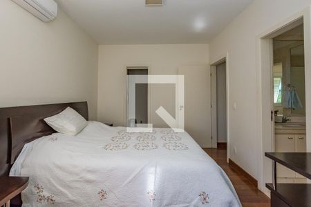 Casa de condomínio à venda com 700m², 4 quartos e 5 vagas Casa de condomínio à venda com 700m², 4 quartos e 5 vagasSemi suíte 2