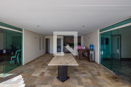 Casa de condomínio à venda com 700m², 4 quartos e 5 vagas Casa de condomínio à venda com 700m², 4 quartos e 5 vagasÁrea externa