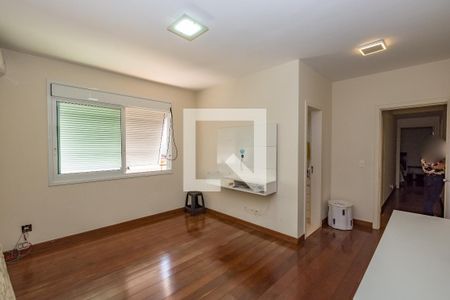 Casa de condomínio à venda com 700m², 4 quartos e 5 vagas Casa de condomínio à venda com 700m², 4 quartos e 5 vagasSuíte 2