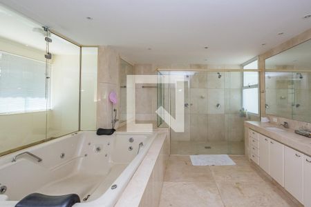 Casa de condomínio à venda com 700m², 4 quartos e 5 vagas Casa de condomínio à venda com 700m², 4 quartos e 5 vagasBanheiro da Suíte 1