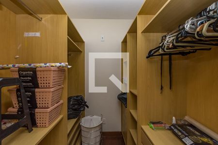 Casa de condomínio à venda com 700m², 4 quartos e 5 vagas Casa de condomínio à venda com 700m², 4 quartos e 5 vagasCloset da suíte 1