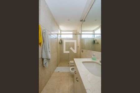 Casa de condomínio à venda com 700m², 4 quartos e 5 vagas Casa de condomínio à venda com 700m², 4 quartos e 5 vagasBanheiro da Suíte 2