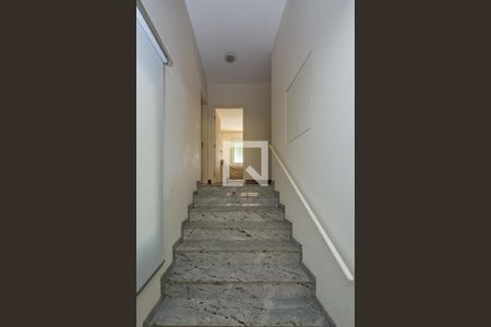 Casa de condomínio à venda com 700m², 4 quartos e 5 vagas Casa de condomínio à venda com 700m², 4 quartos e 5 vagasEscada