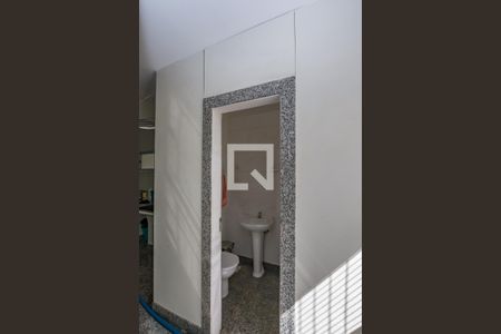 Casa de condomínio à venda com 700m², 4 quartos e 5 vagas Casa de condomínio à venda com 700m², 4 quartos e 5 vagasBanheiro de serviço