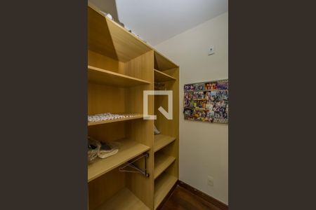 Casa de condomínio à venda com 700m², 4 quartos e 5 vagas Casa de condomínio à venda com 700m², 4 quartos e 5 vagasCloset da suíte 2