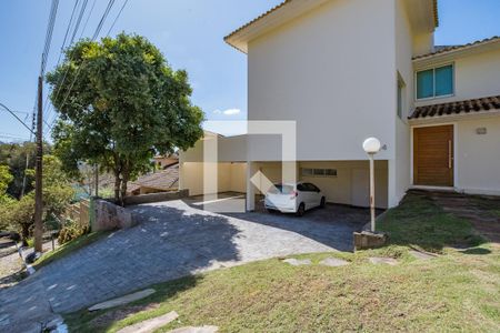 Casa de condomínio à venda com 700m², 4 quartos e 5 vagas Casa de condomínio à venda com 700m², 4 quartos e 5 vagasFachada - Garagem