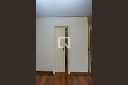 Casa de condomínio à venda com 700m², 4 quartos e 5 vagas Casa de condomínio à venda com 700m², 4 quartos e 5 vagasCloset da suíte 1