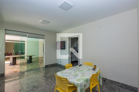 Casa de condomínio à venda com 700m², 4 quartos e 5 vagas Casa de condomínio à venda com 700m², 4 quartos e 5 vagasSala 3