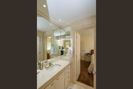 Casa de condomínio à venda com 700m², 4 quartos e 5 vagas Casa de condomínio à venda com 700m², 4 quartos e 5 vagasBanheiro Semi suítes