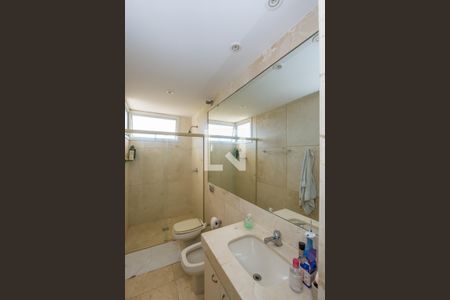 Casa de condomínio à venda com 700m², 4 quartos e 5 vagas Casa de condomínio à venda com 700m², 4 quartos e 5 vagasBanheiro da Suíte 2