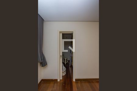 Casa de condomínio à venda com 700m², 4 quartos e 5 vagas Casa de condomínio à venda com 700m², 4 quartos e 5 vagasCloset da suíte 1