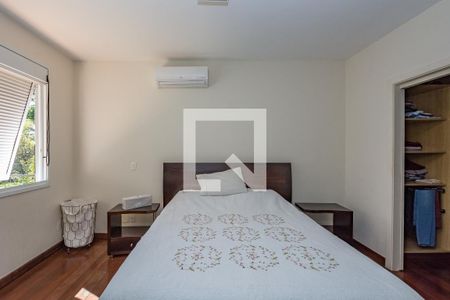 Casa de condomínio à venda com 700m², 4 quartos e 5 vagas Casa de condomínio à venda com 700m², 4 quartos e 5 vagasSemi suíte 2