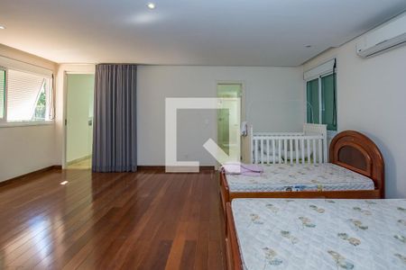 Casa de condomínio à venda com 700m², 4 quartos e 5 vagas Casa de condomínio à venda com 700m², 4 quartos e 5 vagasSuíte 1