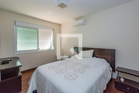 Casa de condomínio à venda com 700m², 4 quartos e 5 vagas Casa de condomínio à venda com 700m², 4 quartos e 5 vagasSemi suíte 2