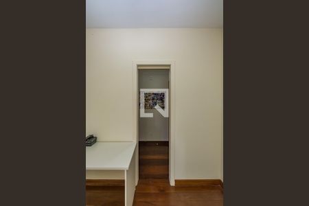 Casa de condomínio à venda com 700m², 4 quartos e 5 vagas Casa de condomínio à venda com 700m², 4 quartos e 5 vagasCloset da suíte 2